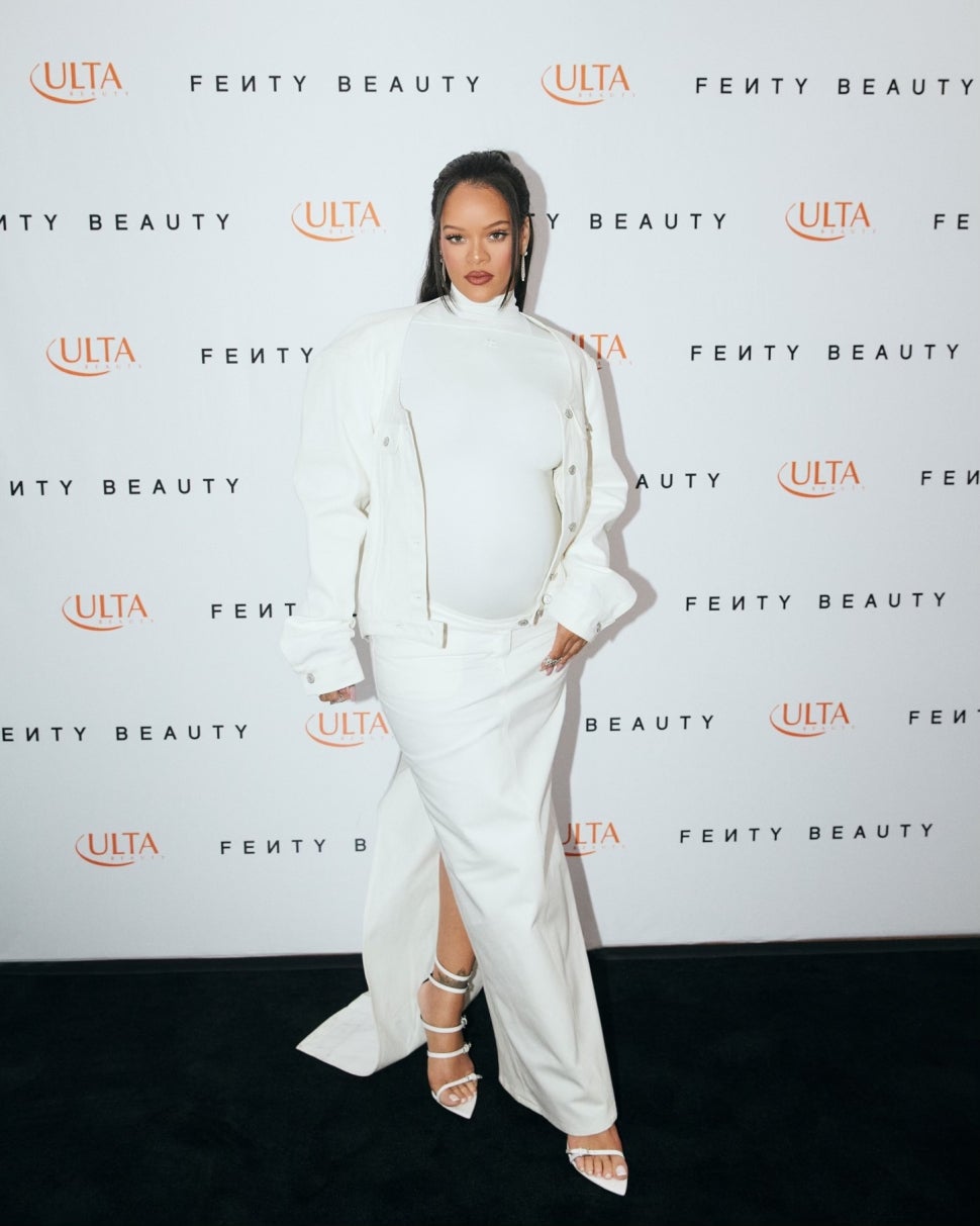 Rihanna Shows Off Baby Bump in AllWhite Ensemble During Surprise(00)