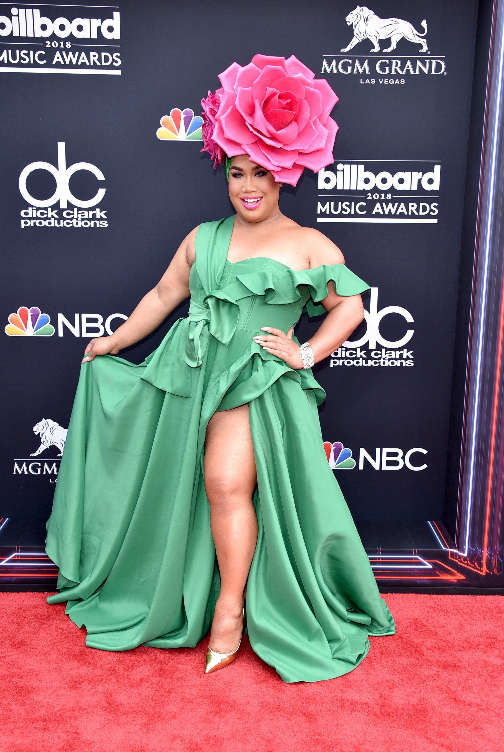 Kelly Clarkson Rocks Incredible Black Dress With Bold Shoulders at the  Billboard Music Awards! | Entertainment Tonight