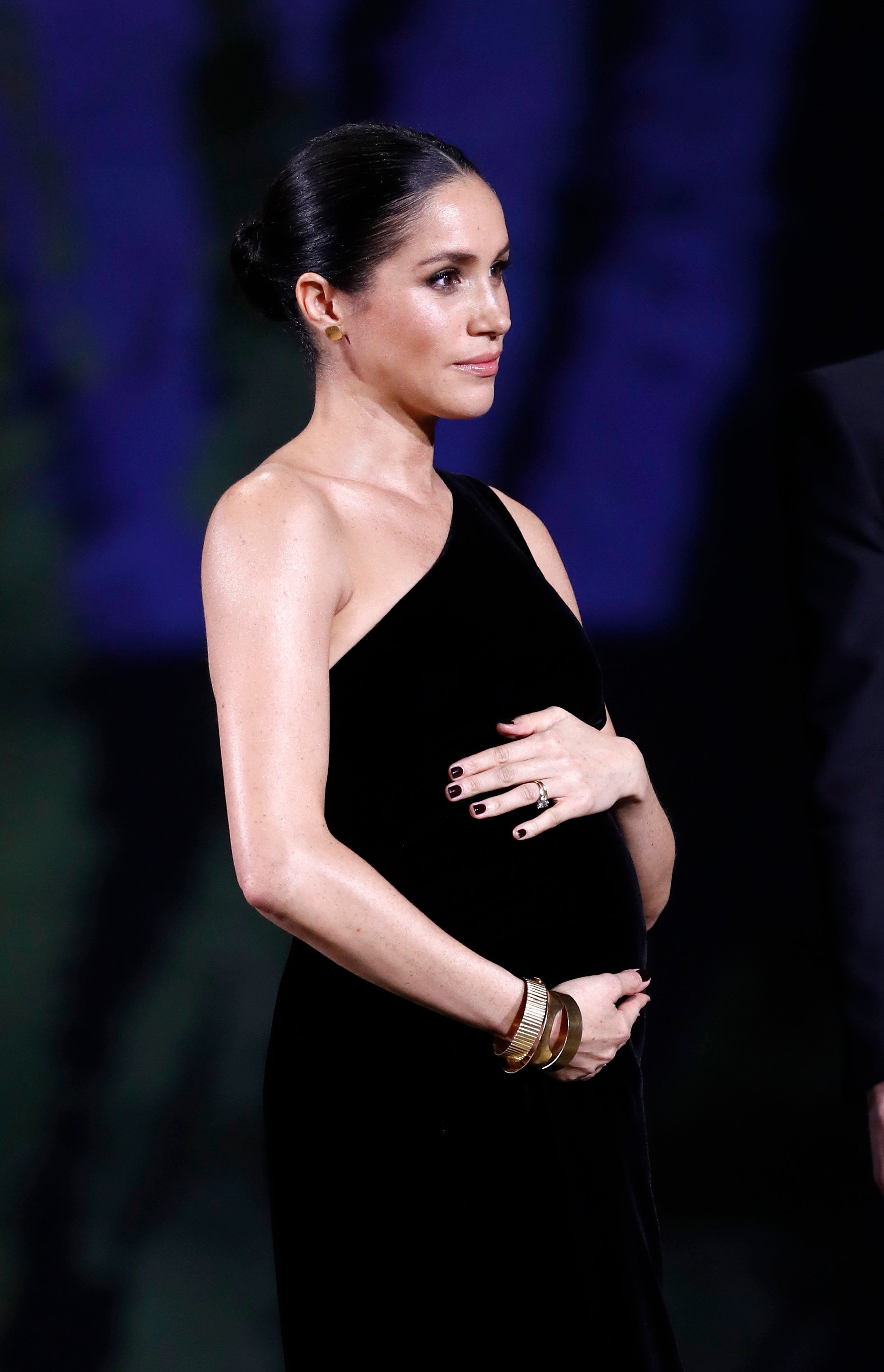 meghan markle pregnant black dress Meghan Markle shows off growing baby bump in stunning black dress
