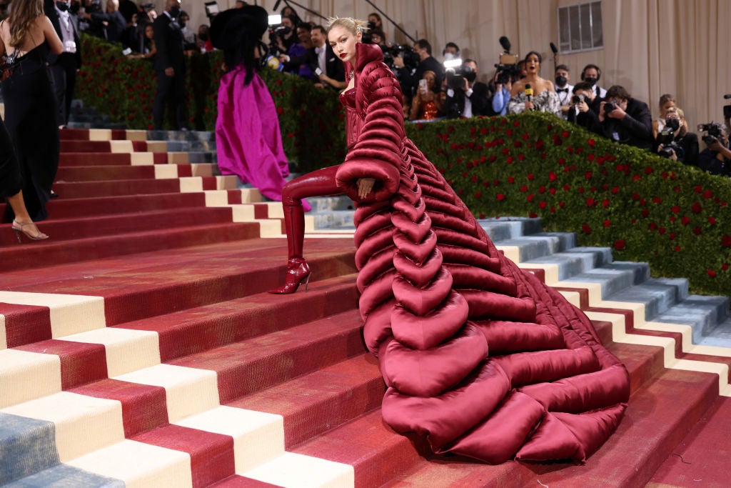 Gigi Hadid Gives Gilded Glam in Bold Burgundy Coat at 2022 Met Gala | Entertainment Tonight Gigi Hadid Gives Gilded Glam in Bold Burgundy Coat at 2022 Met Gala | Entertainment Tonight