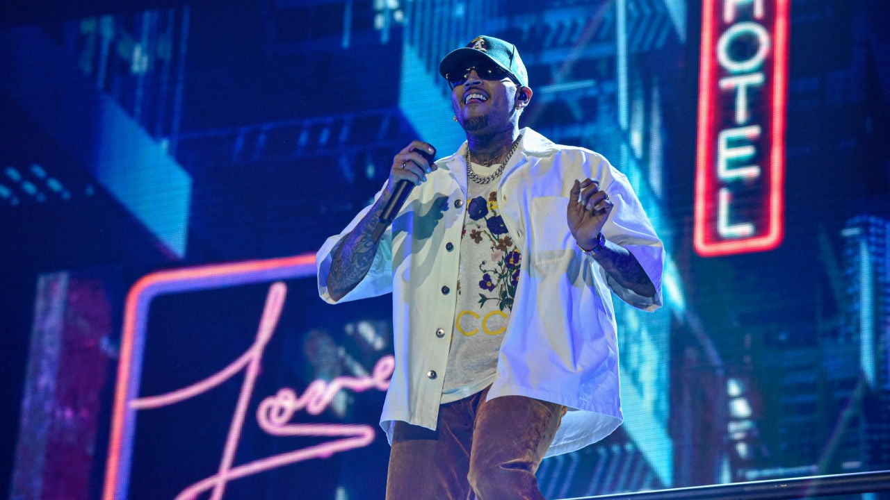 Chris Brown Loses His Cool With Staff After Getting Stuck Suspended in Air  During Concert | Entertainment Tonight