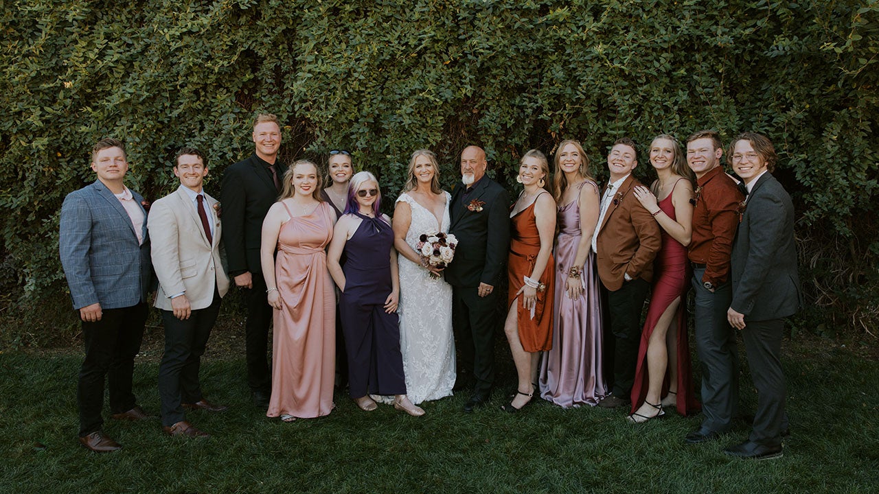 janelle brown wedding dress Sister Wives' Star Christine Reveals the She Never Wore yr21 Size:96 Burgundy off the Shoulder