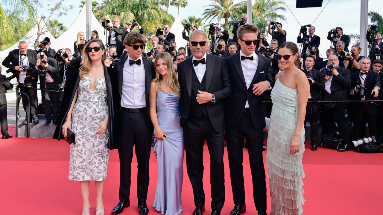 Kevin Costner hace una aparición poco común con cinco de sus hijos en el Festival de Cine de Cannes