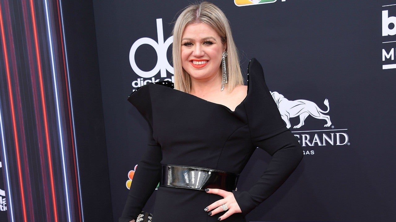 Kelly Clarkson Thanks Carrie Underwood for Making Her 'Feel Really