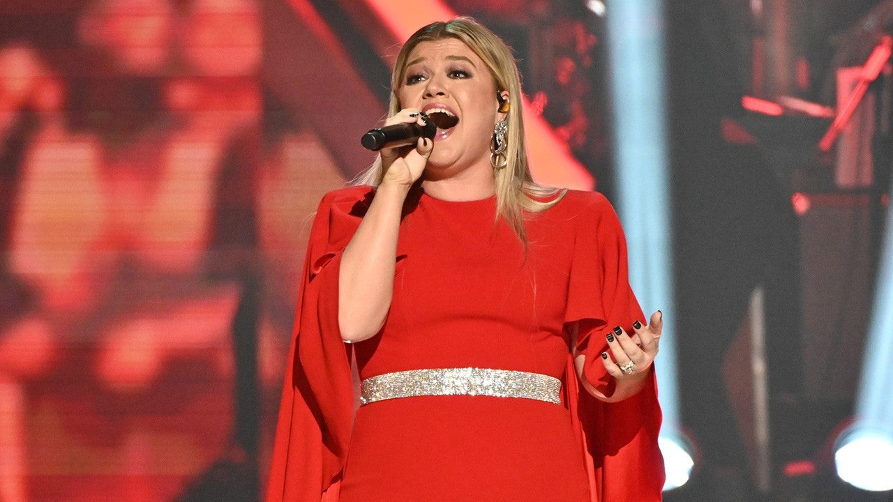 Kelly Clarkson Gets Standing Ovation From Reba McEntire With Her Performance Of 'Fancy' -- Watch! | wusa9.com Kelly Clarkson Gets Standing Ovation From Reba McEntire With Her Performance Of 'Fancy' -- Watch! | wusa9.com