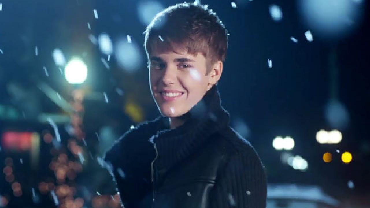 Justin Bieber's Romantic 'Mistletoe' Music Video | Entertainment Tonight