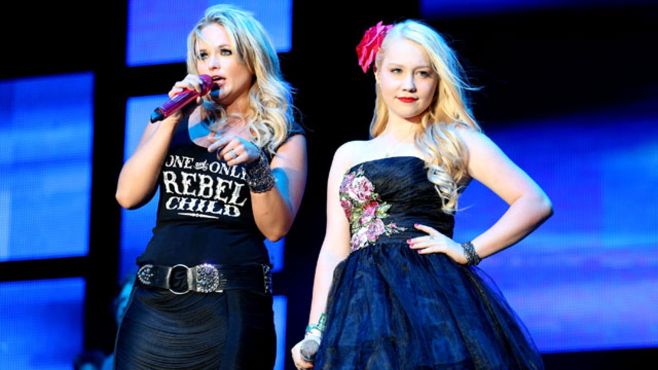 Miranda Lambert Gets Matching Tour Tattoos With Raelynn And Gwen Sebastian Entertainment Tonight