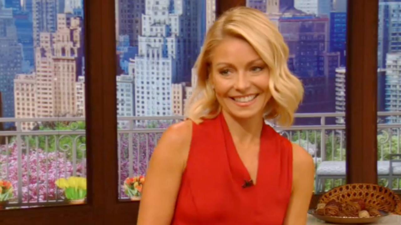 Kelly Ripa Tears Up, Holds Hands With Michael Strahan as She Makes Her ...