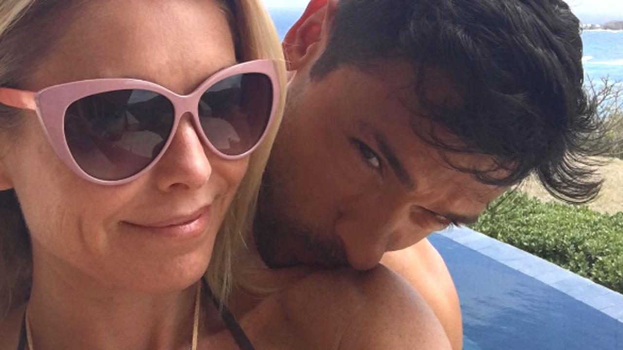 Kelly Ripa And Mark Consuelos Invent Synchronized Wrestling Prove They Re The Cutest Couple
