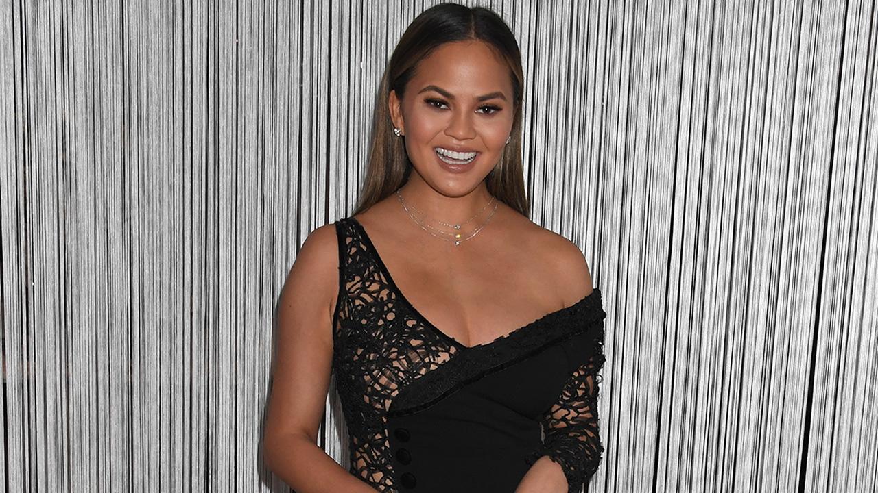 Chrissy Teigen Jokes She S Closing Out The Victoria S Secret Fashion Show Read Her Hilarious Tweets Entertainment Tonight