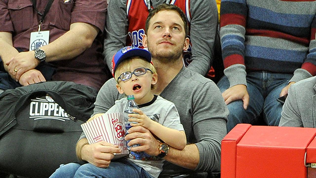 Chris Pratt S Son Jack Is The Cutest Sports Fan While Sitting Courtside With His Dad Pics Entertainment Tonight