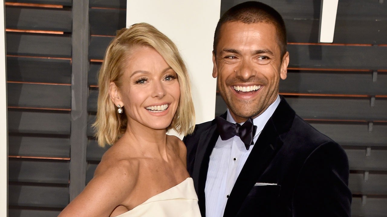 Kelly Ripa And Mark Consuelos Show Off Their Couples Yoga Skills See The Pics Entertainment