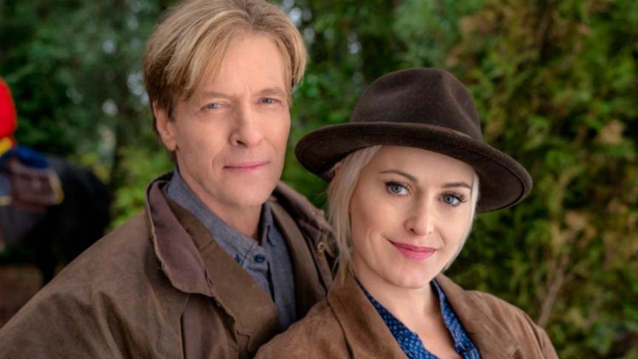 When Calls The Heart Josie Bissett On Why Aj And Bill Should Be Together After That Kiss Exclusive Entertainment Tonight