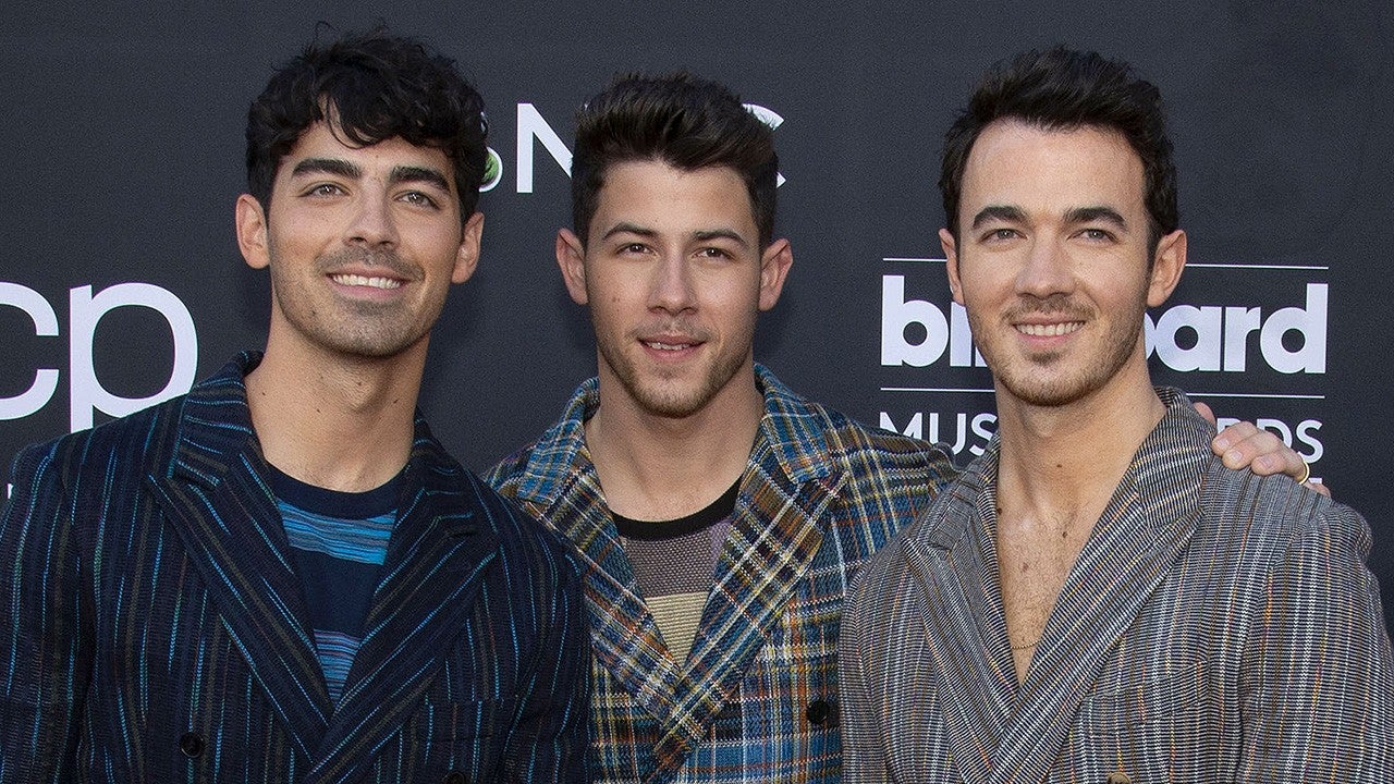 Jonas Brothers Surprise Fans in New York City for Epic ...