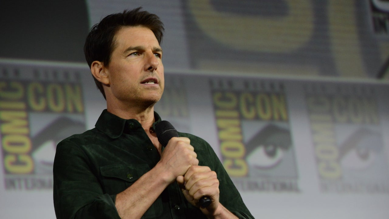 Tom Cruise Makes Surprise Appearance at Comic-Con ...