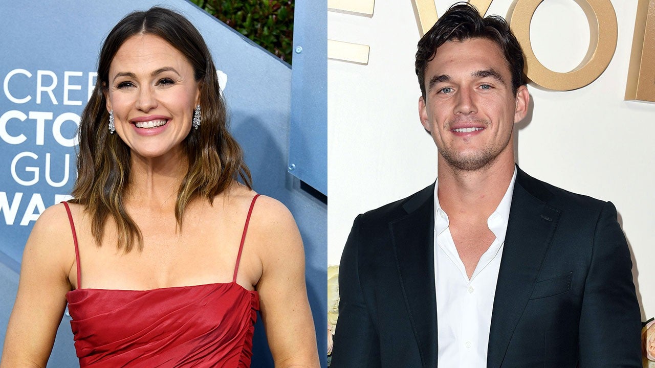 Jennifer Garner Jokes That No One Swipes on Her Dating Profile and