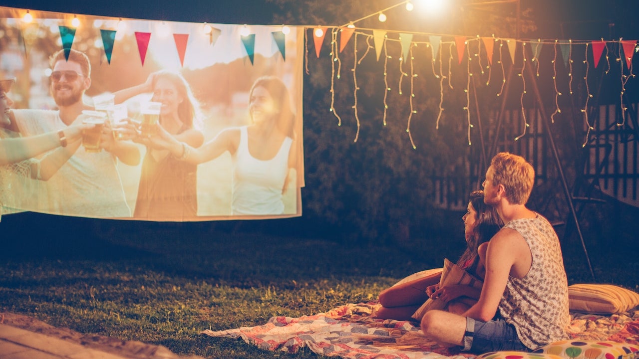 How to Host the Perfect Outdoor Movie Night | Entertainment Tonight - Vimarsana News