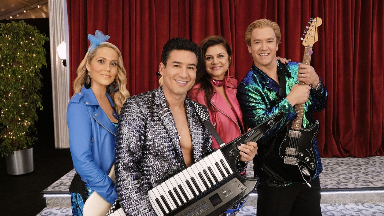 'Saved by the Bell' Original Cast Goes Back to the '80s in New Reboot