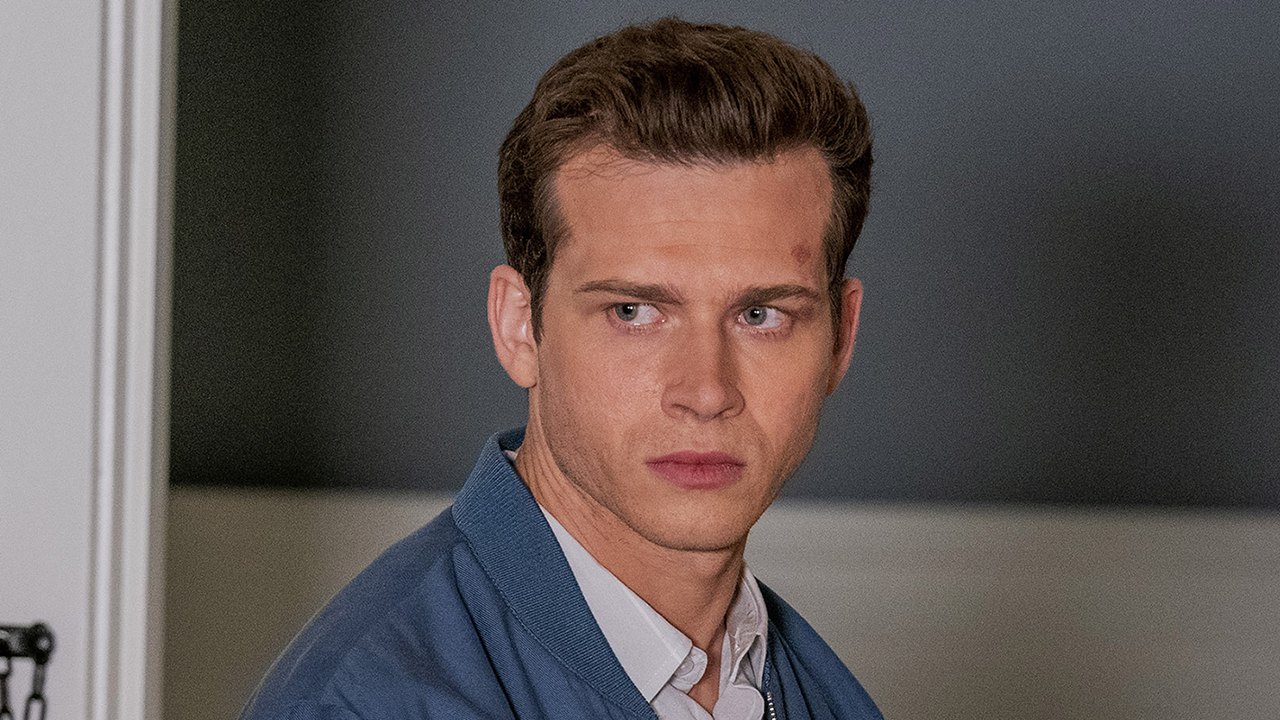 911 Oliver Stark Talks Sibling Twist And Why Buck S Origin Episode Made Him Emotional Exclusive Entertainment Tonight Hosts porchia carter, ricky and courtney allen discuss the huge and very conflicting robbery of tonight's episode. 911 oliver stark talks sibling twist