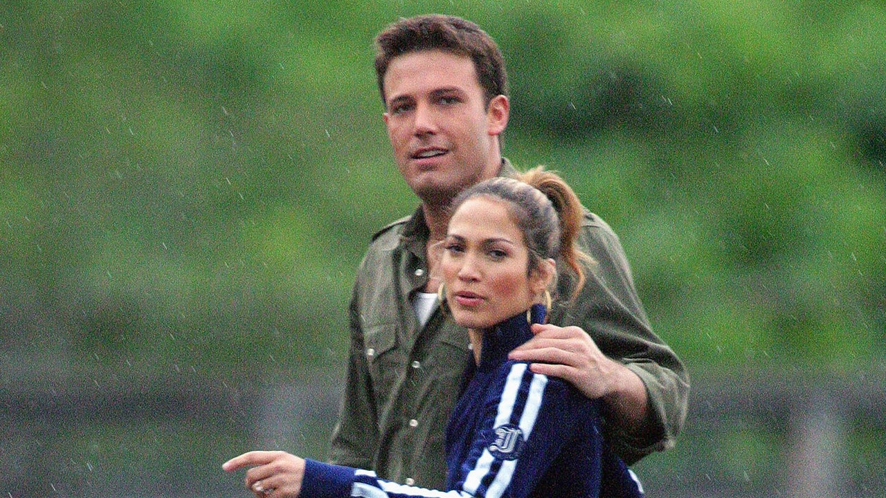 Jennifer Lopez Steps Out Wearing What Appears to Be Ben Affleck's Shirt - Entertainment Tonight