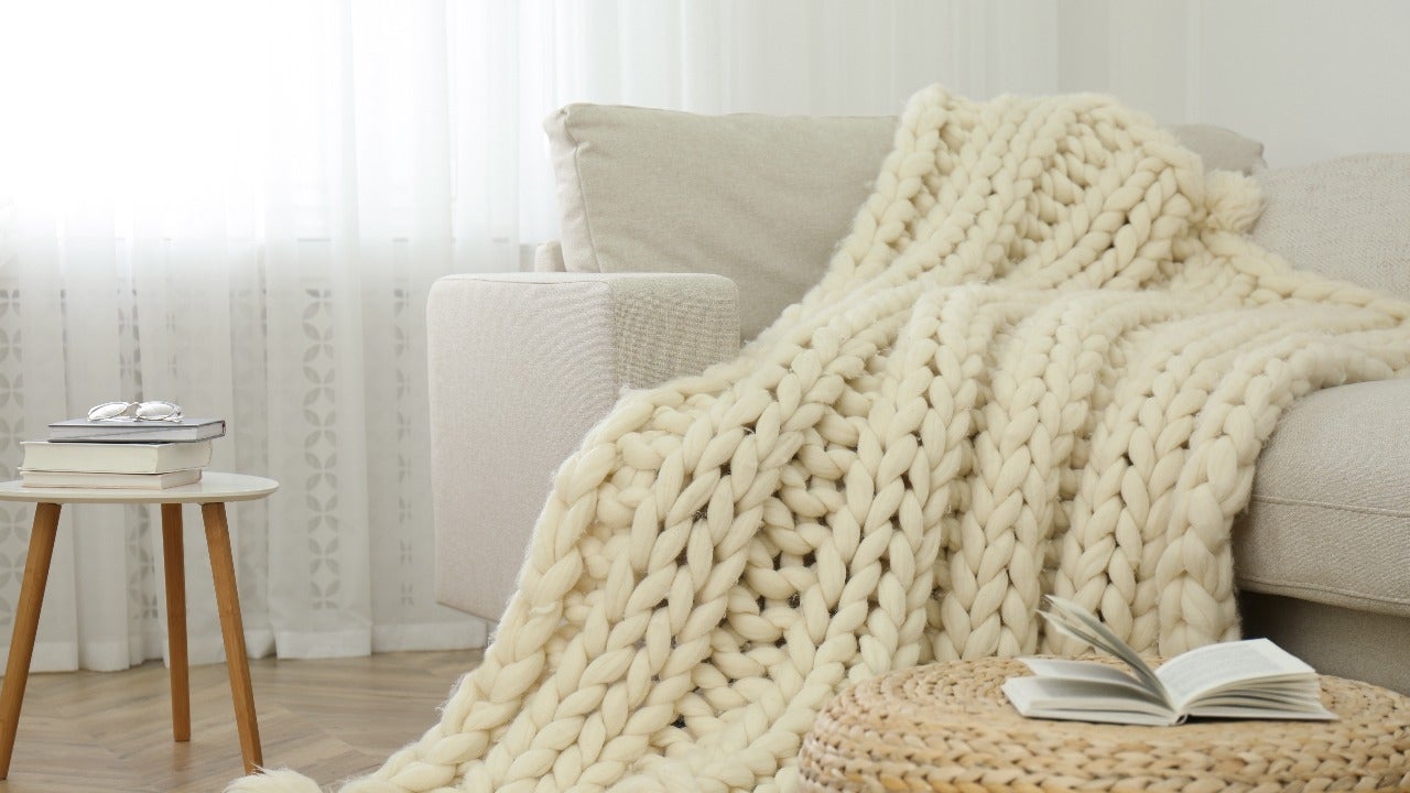 Best Chunky Blankets and Weighted Blankets to Shop for the Holidays - Vimarsana News