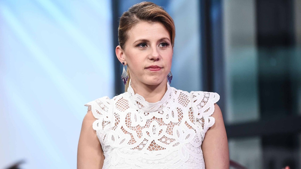 Jodie Sweetin Pushed to Ground by Police While Protesting For Abortion Rights - Vimarsana News