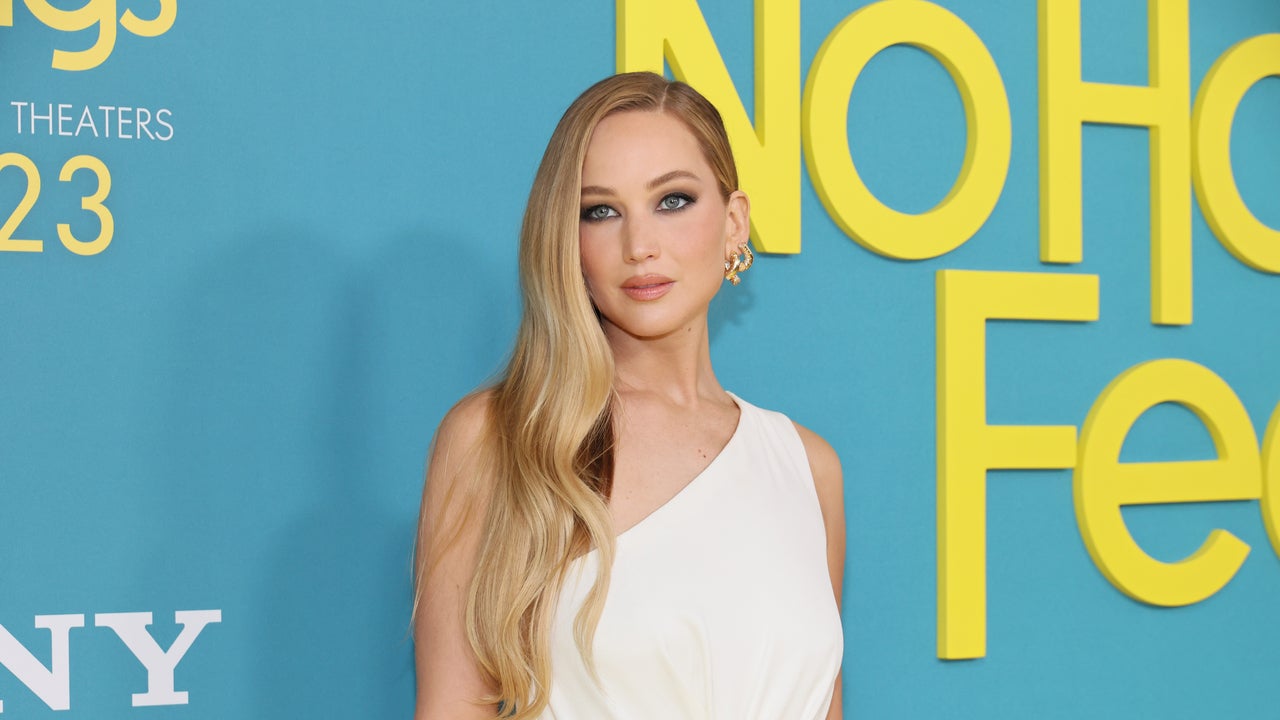Jennifer Lawrence Clarifies Comments About Her Mom Selling Her Toilet (Exclusive) - Vimarsana News