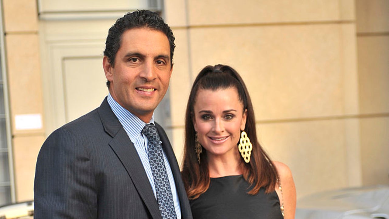 Mauricio Umansky Poses With Kyle Richards in Fourth of July Pic Amid Separation News - Vimarsana News