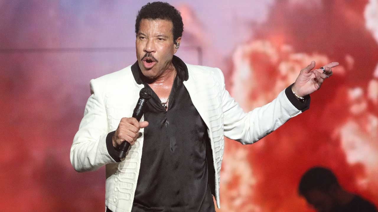 Lionel Richie Delivers On-Stage Apology After Canceling Previous Show