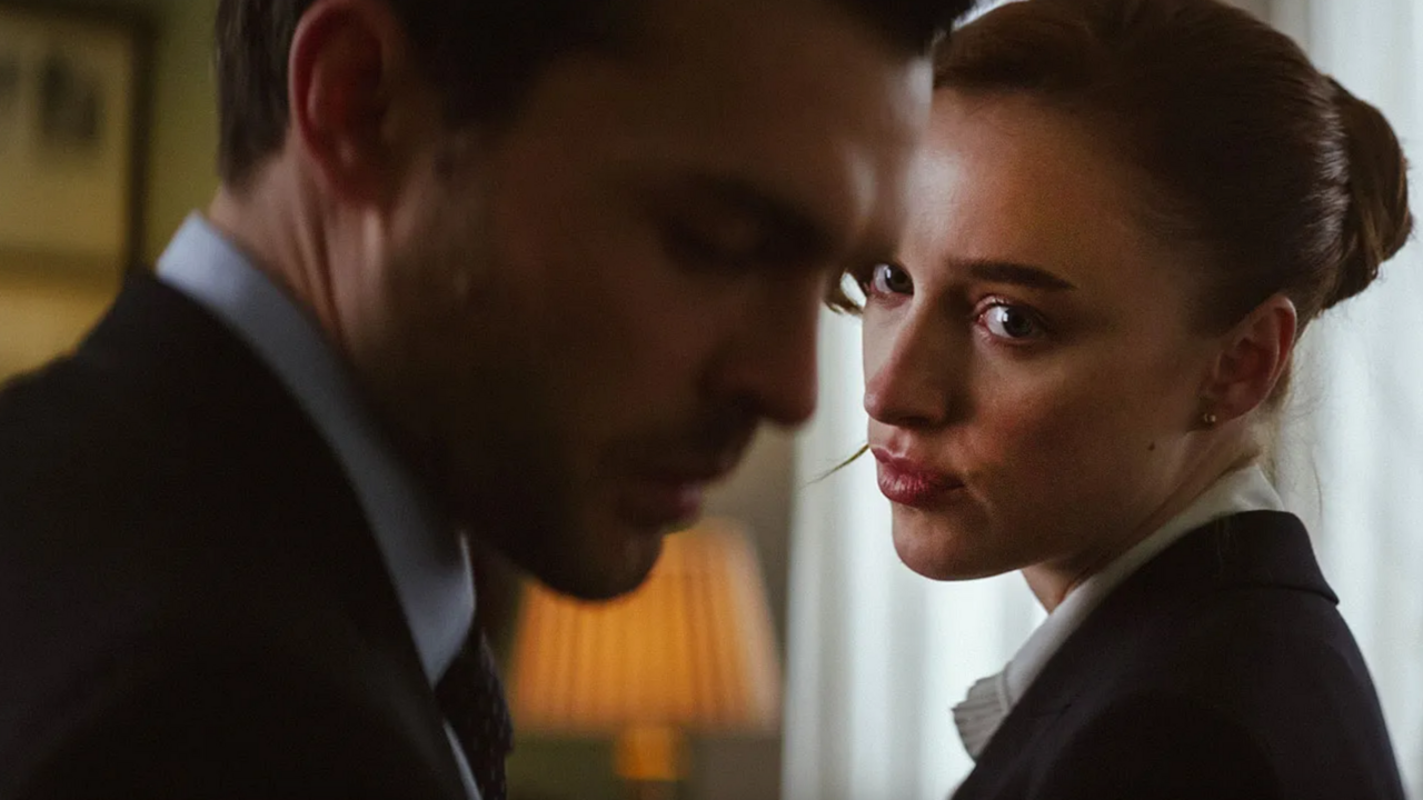 ‘Fair Play’: Phoebe Dynevor & Alden Ehrenreich Mix Business & Pleasure