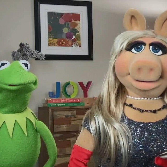 Kermit the Frog and Miss Piggy Hit a High Note Warming Up for 'The Disney Holiday Singalong'  