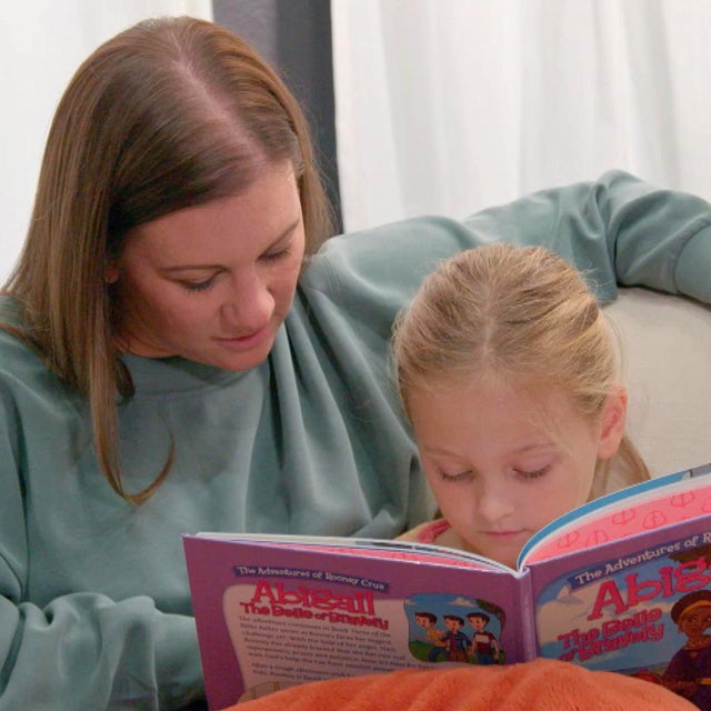 'OutDaughtered': Danielle Helps Ava Practice Reading Amid Her Learning Struggles (Exclusive)