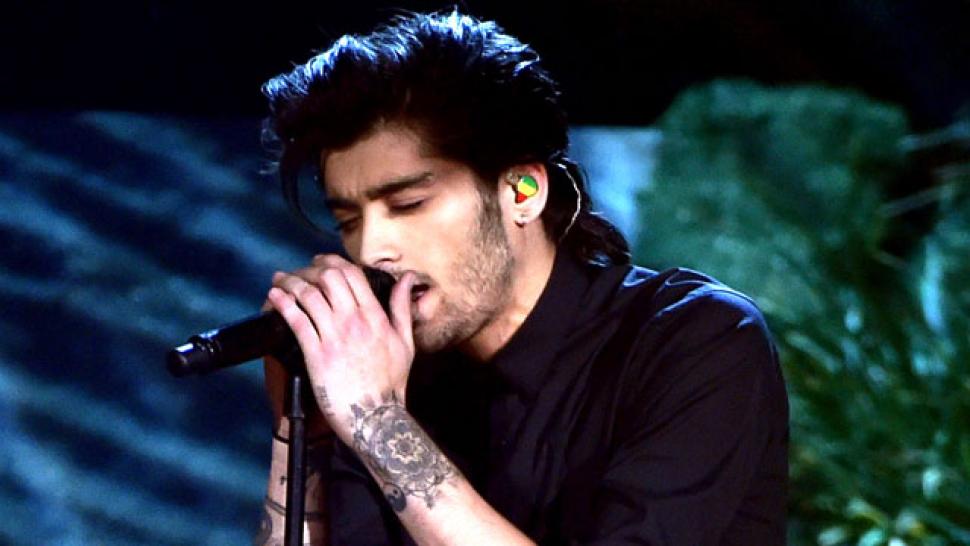  Zayn  Malik  Leaves One Direction Stage Early After Falling 