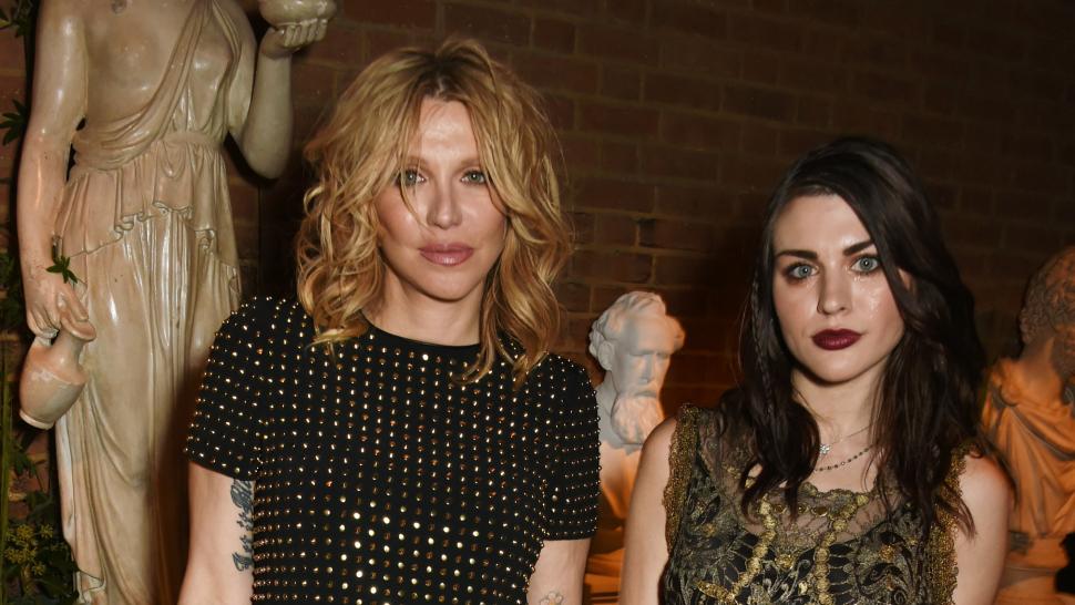 Courtney Love And Daughter Frances Bean Cobain Party In London With Bella Hadid Cara Delevingne And Elton Joh Entertainment Tonight