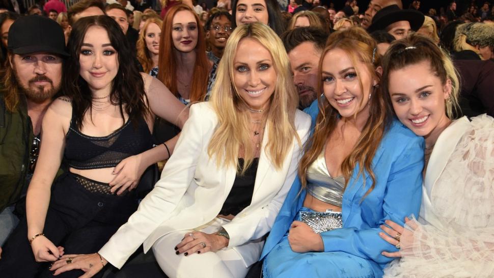 Josh Duhamel Hilariously Photobombs Cyrus Family Photos At The Billboard Music Awards Entertainment Tonight