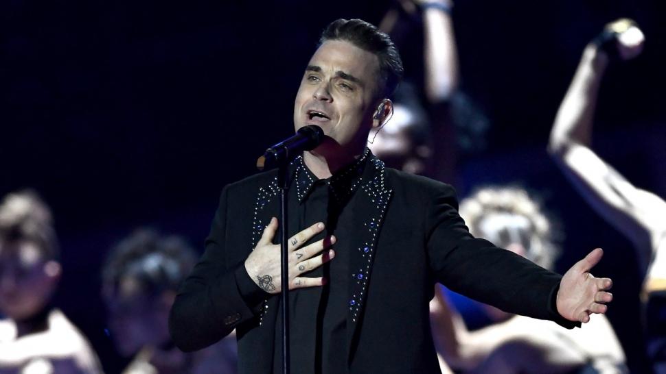 Robbie Williams Breaks Down in Tears While Dedicating Song to Manchester  Victims - Watch! | Entertainment Tonight