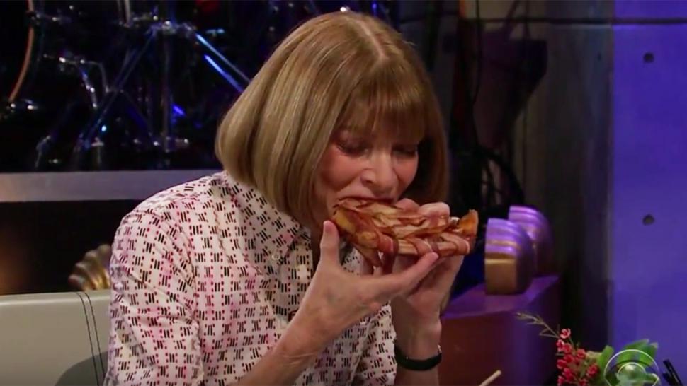 Anna Wintour eats pizza