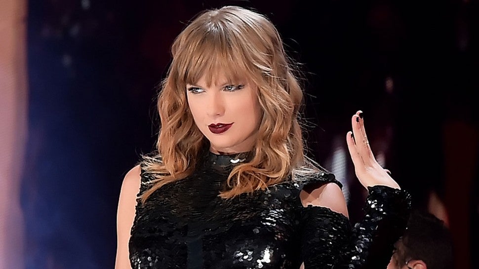 Taylor Swift Receives Flowers From Irish Fan Club U2 See The Sweet Note Entertainment Tonight