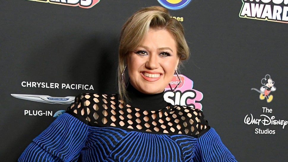 Kelly Clarkson in blue dress at Radio Disney Music Awards