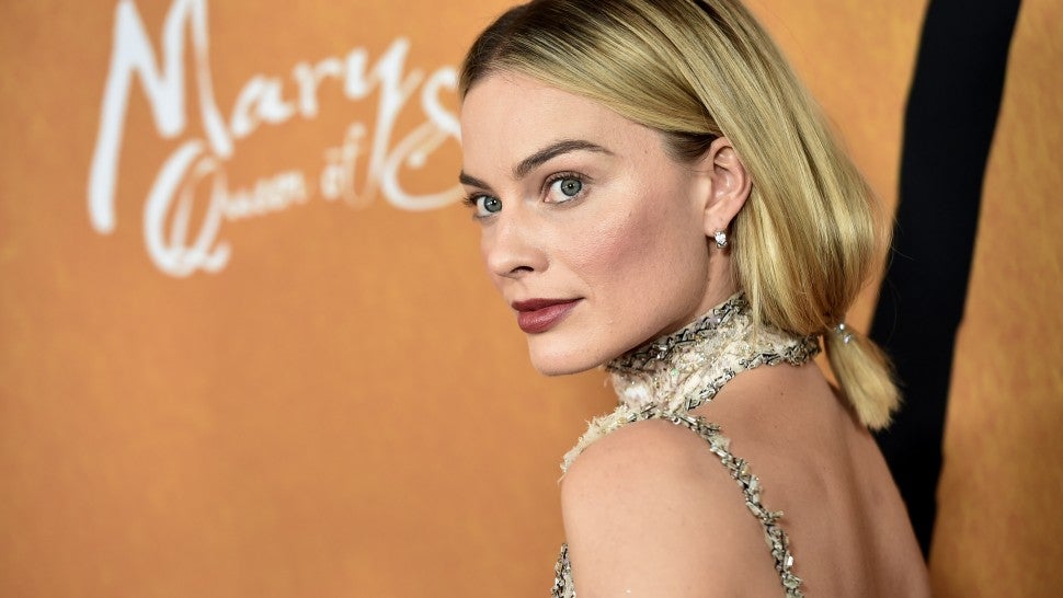 Margot Robbie hairdo at Mary Queen of Scots premiere