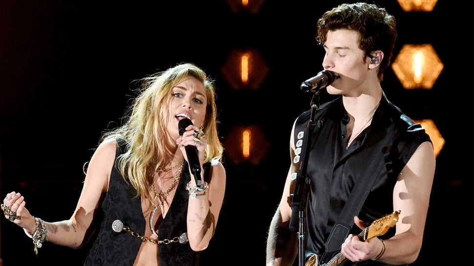 Miley Cyrus diện vest sexy, bùng nổ cùng Shawn Mendes tại Grammy 2019