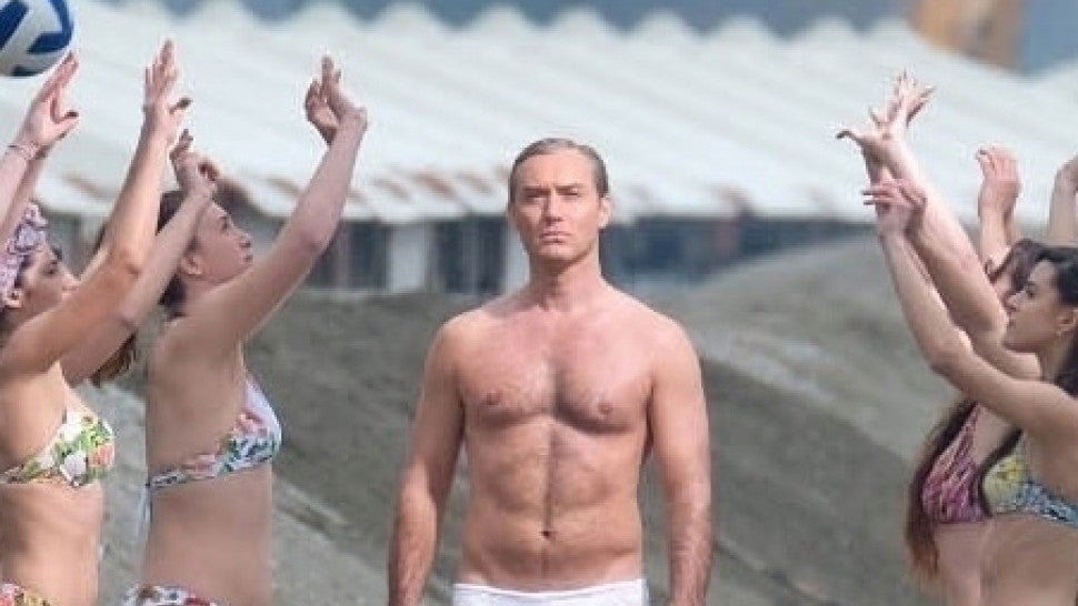 Jude Law struts his stuff in his underwear while filming in Venice. Jude was filming a scene in his tighty whities for his TV series "The New Pope." 