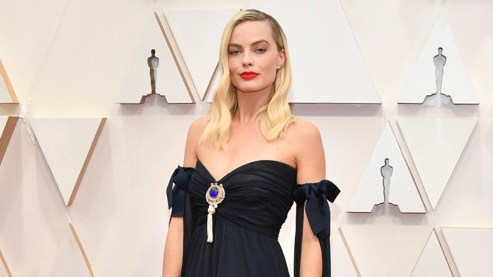 Margot Robbie attends the 2020 Oscars.