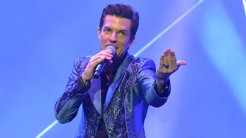 Brandon Flowers Singing The Killers Mr Brightside While Washing His Hands Will Brighten Your Day Entertainment Tonight