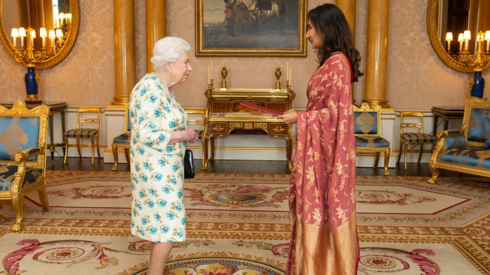 Queen Elizabeth II and Saroja Sirisena
