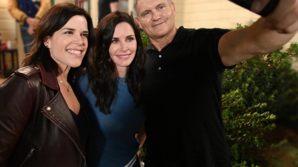 Scream 5: Neve Campbell, Courteney Cox, Kevin Williamson on Set
