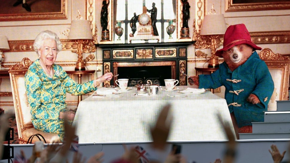 Watch Queen Elizabeth and Paddington Bear Kick Off Platinum Jubilee Concert Entertainment Tonight