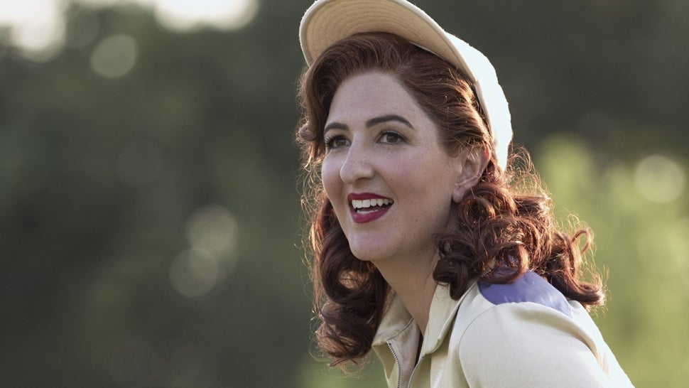 How George Clooney Inspired D'Arcy Carden's Character on 'A League of Their Own' (Exclusive).jpg