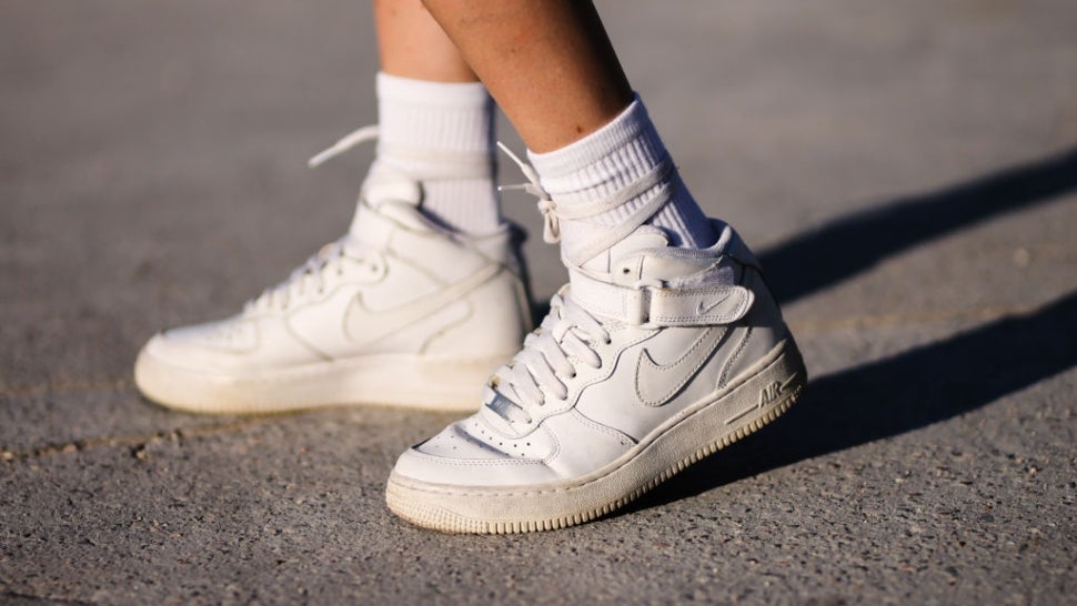 toonhoogte Lionel Green Street Erfgenaam The Best White Sneakers for Women to Wear Before Labor Day: Shop Top Styles  from Cariuma, Nike, Veja & More | Entertainment Tonight