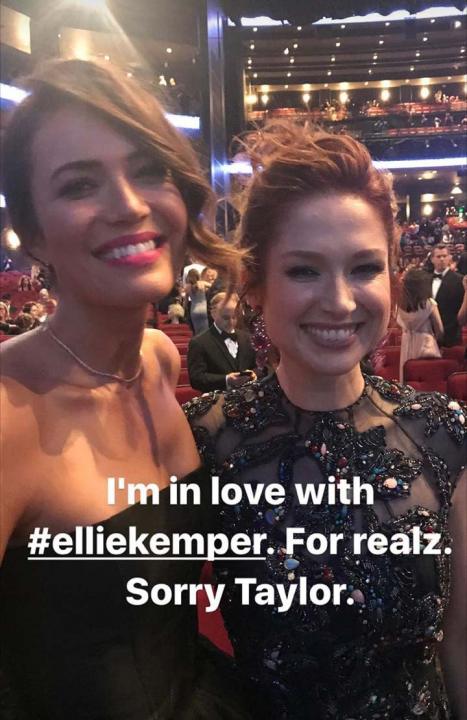 Mandy Moore and Ellie Kemper at the 2017 Emmys